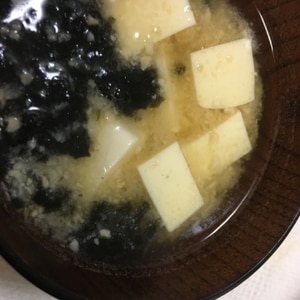 シンプルが一番！豆腐とわかめの味噌汁！